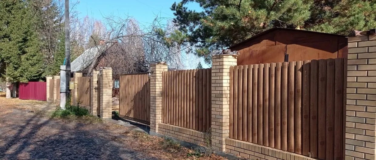 Установка уличных откатных ворот с заполнением металоштакетника